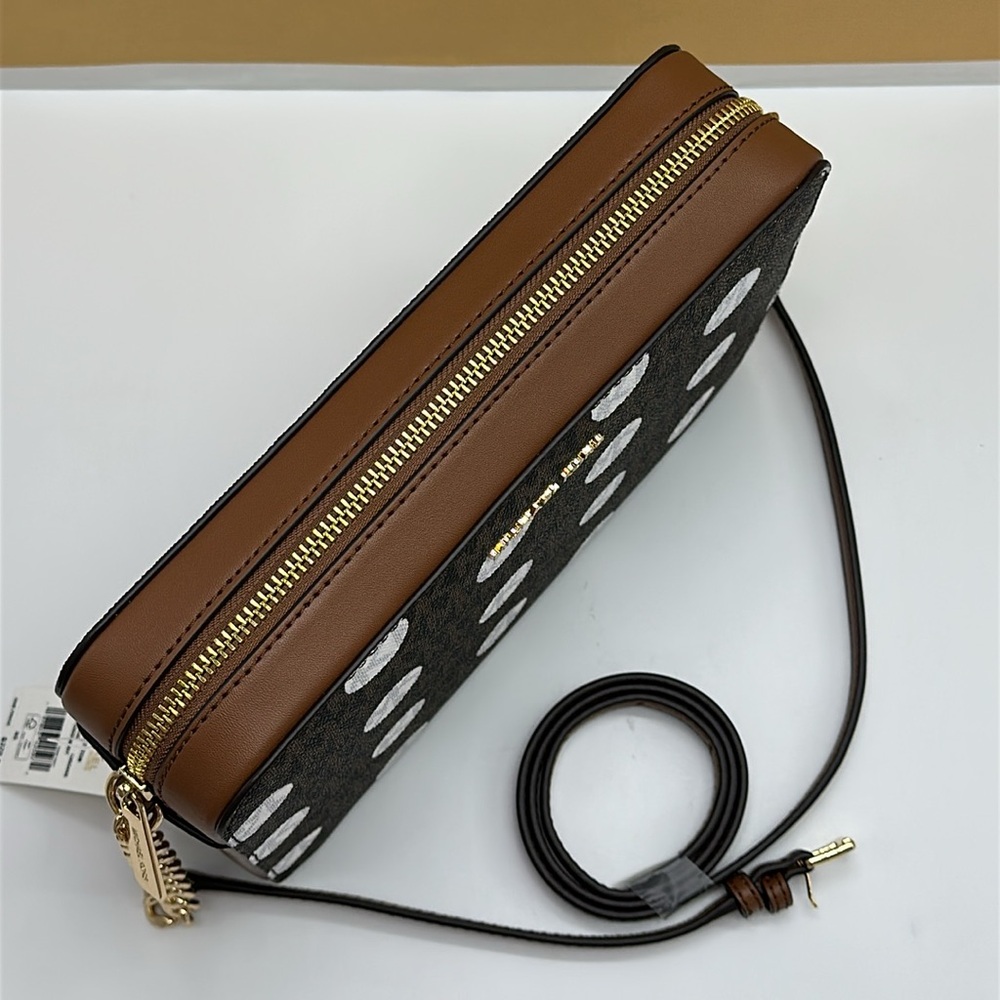 MICHAEL KORS
Jet Set Large East West Zip Printed Logo Crossbody Bag
Luggage - Picture 5 of 12